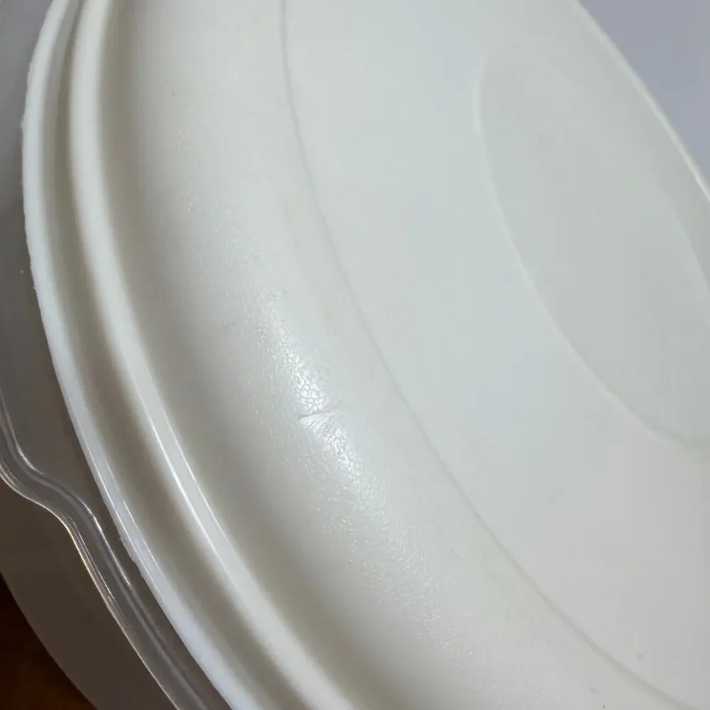 Rubbermaid Servin' Saver #5 Large Round Storage Container 22 Cup Almond Lid